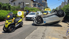 الرملة: اصابة طفيفة بحادث طرق وانقلاب مركبة 